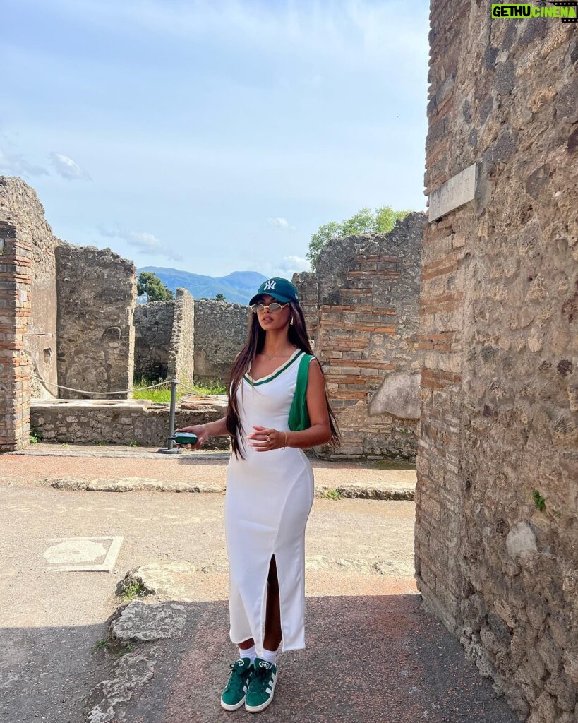 Sophie Piper Instagram - Exploring Pompeii 🗺️