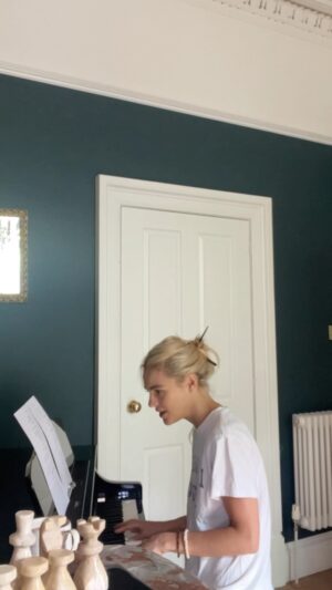 Sophie Skelton Instagram - When I broke my finger, I couldn’t play guitar anymore. So here’s my new and ongoing attempt at teaching myself the piano. (Be nice, internet - I’m a newbie 🙌🏼 ) love from me and my 9-fingered high 10 x 
Song by our girl. #ifyouknowyouknow