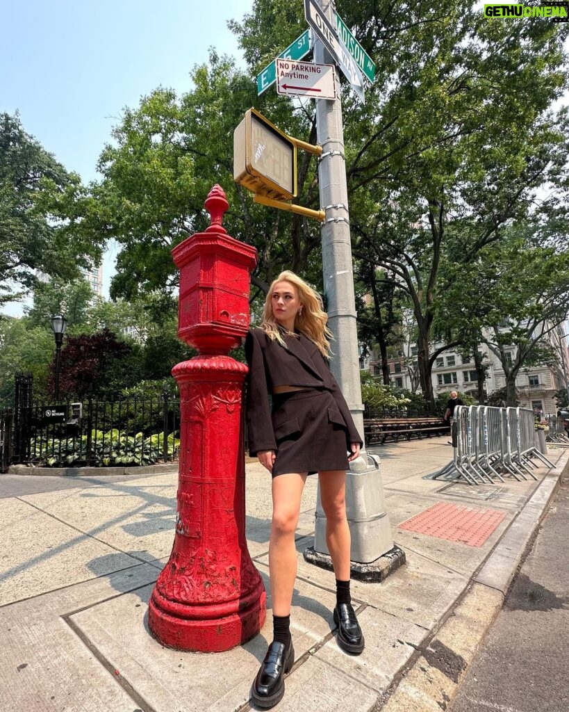 Sophie Skelton Instagram - English’n in New York 🗽 @outlander_starz