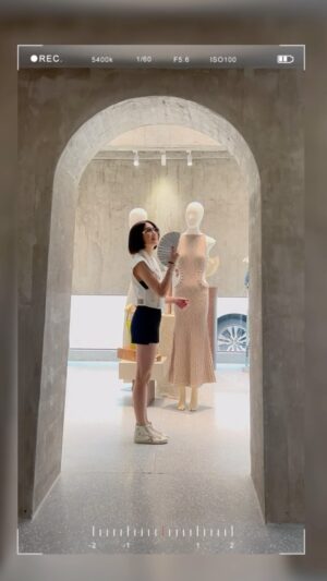 Sopitnapa Chumpanee Instagram - Shopping at a trendy shop @shopbold.me in my neighborhood... เดินออกจากบ้าน ตรงไป เลี้ยวซ้าย ถึงเลย แย่แล้วววว love ♥️ ... soon #คุณโสภิตมีเรื่องจะเล่า Special EP. 3

@shopbold.me 💋