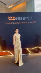 Sopitnapa Chumpanee Instagram - #คุณโสภิตมีเรื่องจะเล่า 30 เมษายน ที่ผ่านมาค่ะ ขอบคุณ #ttb และ #ttbreserve ที่ต้อนรับเจี๊ยบมาเป็นครอบครัวเดียวกันอย่างอบอุ่นค่ะ 🧡 สอบถามข้อมูลเพิ่มเติมที่ ttb Reserve line : 02-010-1428 🧡เงื่อนไขและการพิจารณาบัตรเครดิตเป็นไปตามที่ธนาคารกำหนด ใช้เท่าที่จำเป็นและชำระคืนได้เต็มจำนวนตามกำหนด จะได้ไม่เสียดอกเบี้ย 7%-16% ต่อปี #ทีทีบีรีเซิร์ฟ #ttbreserve #บัตรเครดิต #บัตรttbreserve #สะสมคะแนนเร็ว #10บาทรับ1คะแนน #ให้ชีวิตการเงินดีทั้งวันนี้และอนาคต #เปลี่ยนเพื่อให้ชีวิตคุณดีขึ้น #ttb #MakeREALChange #totalwealthsolutions @lovemelondon @ballnehair @opor.phatsakorn @putwednesday @joesongyos @asavagroup @piara.jewelry @ttbbankofficial