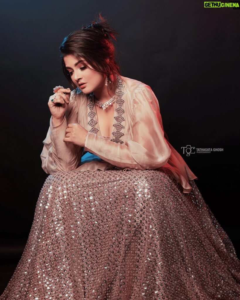 Srabanti Chatterjee Instagram - The spellbinding @srabanti.smile Styled by @sandip_jaiswal Makeup and Hair done by @meghna_make_up_artist Wardrobe @rangoliindia Jewllry @illuminate_shine_everyday @adiitiboseofficial27 ❤️ @surjaphotography Camera Canon R5 Lens Canon 70-200. 2.8 #VibeWithCanon #CANwithCanon #CapturedOnCanon #DoGreatWithCanon #EOSInfluencer #canonindia_official #TathagataGhoshPhotography