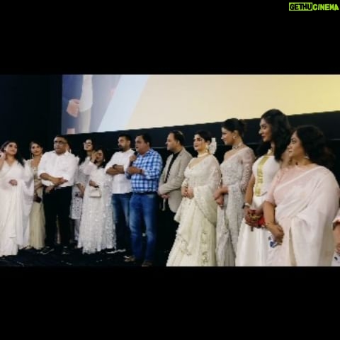 Srabanti Chatterjee Instagram - A starry affair.. Moments from the grand premiere of SADA RONGER PRITHIBI.. In cinemas now. #sadarongerprithibi #premiere #moviepremiere