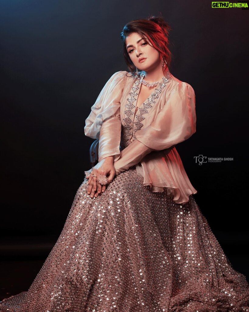 Srabanti Chatterjee Instagram - The spellbinding @srabanti.smile Styled by @sandip_jaiswal Makeup and Hair done by @meghna_make_up_artist Wardrobe @rangoliindia Jewllry @illuminate_shine_everyday @adiitiboseofficial27 ❤️ @surjaphotography Camera Canon R5 Lens Canon 70-200. 2.8 #VibeWithCanon #CANwithCanon #CapturedOnCanon #DoGreatWithCanon #EOSInfluencer #canonindia_official #TathagataGhoshPhotography