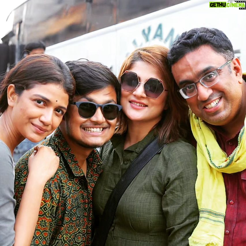 Srabanti Chatterjee Instagram - ক্যামেরার পিছনে আমরা!💚 'সাদা রঙের পৃথিবী' 🎬 এখন সিনেমা হলে, দেখা হচ্ছে তো? ❤️ A film by @raajhorsheede 🎥 IN CINEMAS NOW - BOOK TICKETS ON @bookmyshowin - LINK IN BIO! 💛 #SadaRongerPrithibi #bengalicinema #InCinemasNow #srabantichatterjee #srabanti #raajhorsheede #saurasenimaitra @adarshtelemedia @itsonlyamitagarwal @sauraseni1 @srabanti.smile @carnelianmediaworld @sonymusicindiaeast #RwitobrotoMukherjee