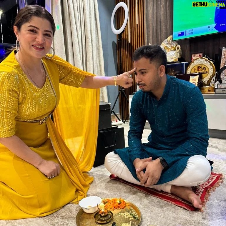 Srabanti Chatterjee Instagram - ভাইয়ের কপালে দিলাম ফোঁটা  যম দুয়ারে পড়ল কাঁটা  যমুনা দেয় যমরে ফোঁটা  আমি দিই আমার ভাইকে ফোঁটা।