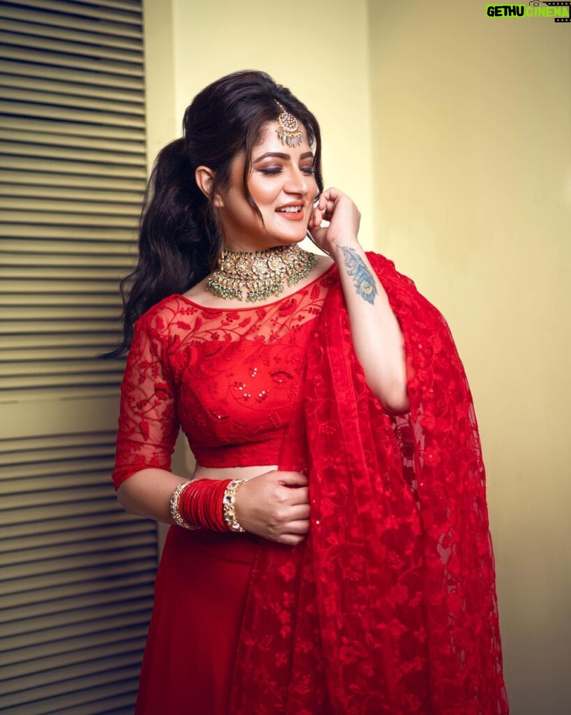 Srabanti Chatterjee Instagram - @srabanti.smile Styled by @rudra_saha_official Photo @soumya_singha_photography Makeup @brushofpritam Hair @abinashbhowmick_official Blouse and dupatta @goindrilaofficial Jewellery @xenejewellers Styling assistant @subir.love #srabanti #rudrasaha #redlehenga #tollywood