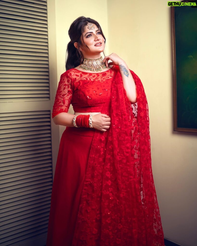 Srabanti Chatterjee Instagram - @srabanti.smile Styled by @rudra_saha_official Photo @soumya_singha_photography Makeup @brushofpritam Hair @abinashbhowmick_official Blouse and dupatta @goindrilaofficial Jewellery @xenejewellers Styling assistant @subir.love #srabanti #rudrasaha #redlehenga #tollywood