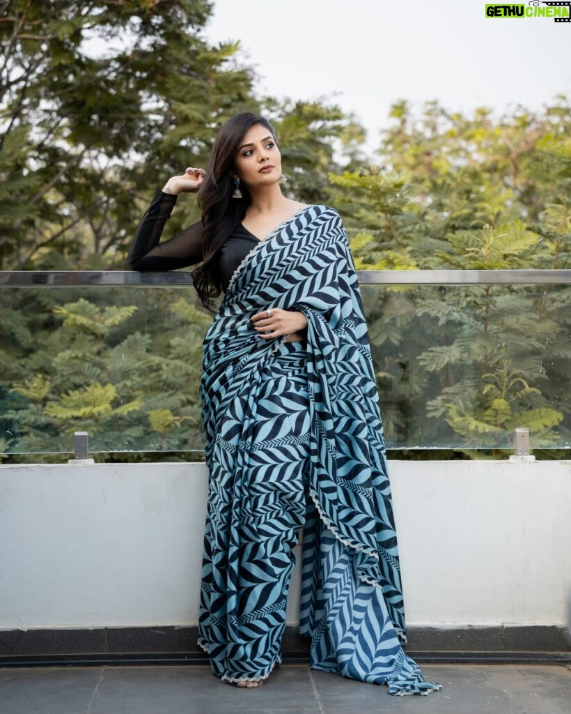 Sreemukhi Instagram - ✨✨✨ Styling @greeshma_krishna.k Outfit @pattusareewholesale Jewellery @yuvi_collections PC @manoj_gangula Makeup @nookesh.malla Hair @mahesh_ravulapalli #sreemukhi