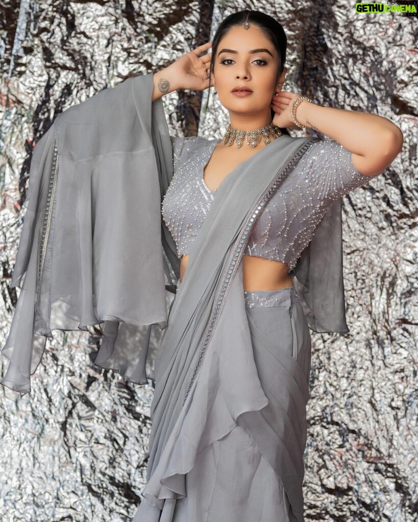 Sreemukhi Instagram - ✨✨✨ Outfit @chandamama_designerstudio Styling @greeshma_krishna.k Jewellery @yuvi_collections PC @manoj_gangula Makeup @nookesh.malla Hair @mahesh_ravulapalli #sreemukhi
