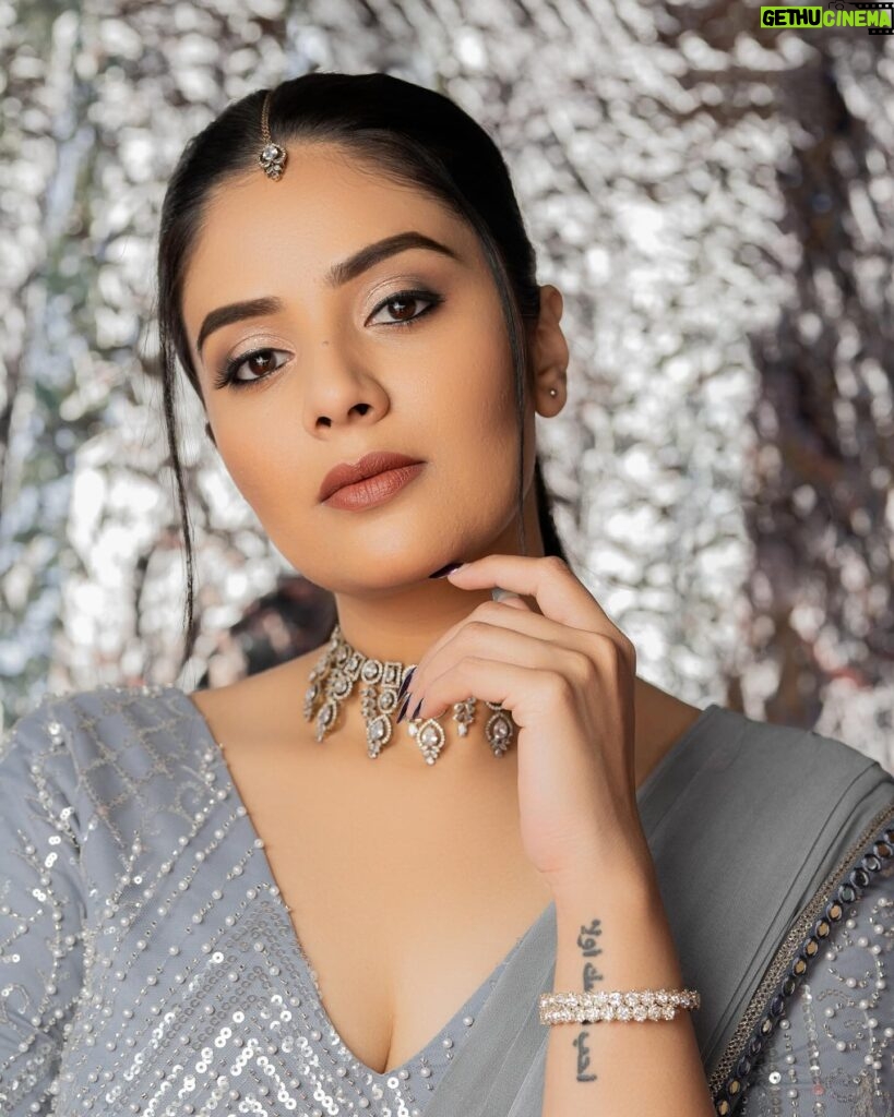 Sreemukhi Instagram - ✨✨✨ Outfit @chandamama_designerstudio Styling @greeshma_krishna.k Jewellery @yuvi_collections PC @manoj_gangula Makeup @nookesh.malla Hair @mahesh_ravulapalli #sreemukhi