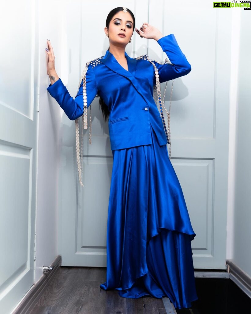 Sreemukhi Instagram - 💙✨ Styling @greeshma_krishna.k Outfit @sri_srustika_clothing Jewellery @karnikajewelshyd PC @manoj_gangula Makeup @nookesh.malla Hair @mahesh_ravulapalli #sreemukhi