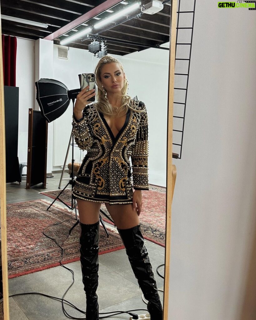 Stéphanie Clerbois Instagram - Se retrouver en tant que femme le temps d’un shooting photo. Merci @susun.model pour ce moment… Il n’y avait pas meilleure thérapie.🤍