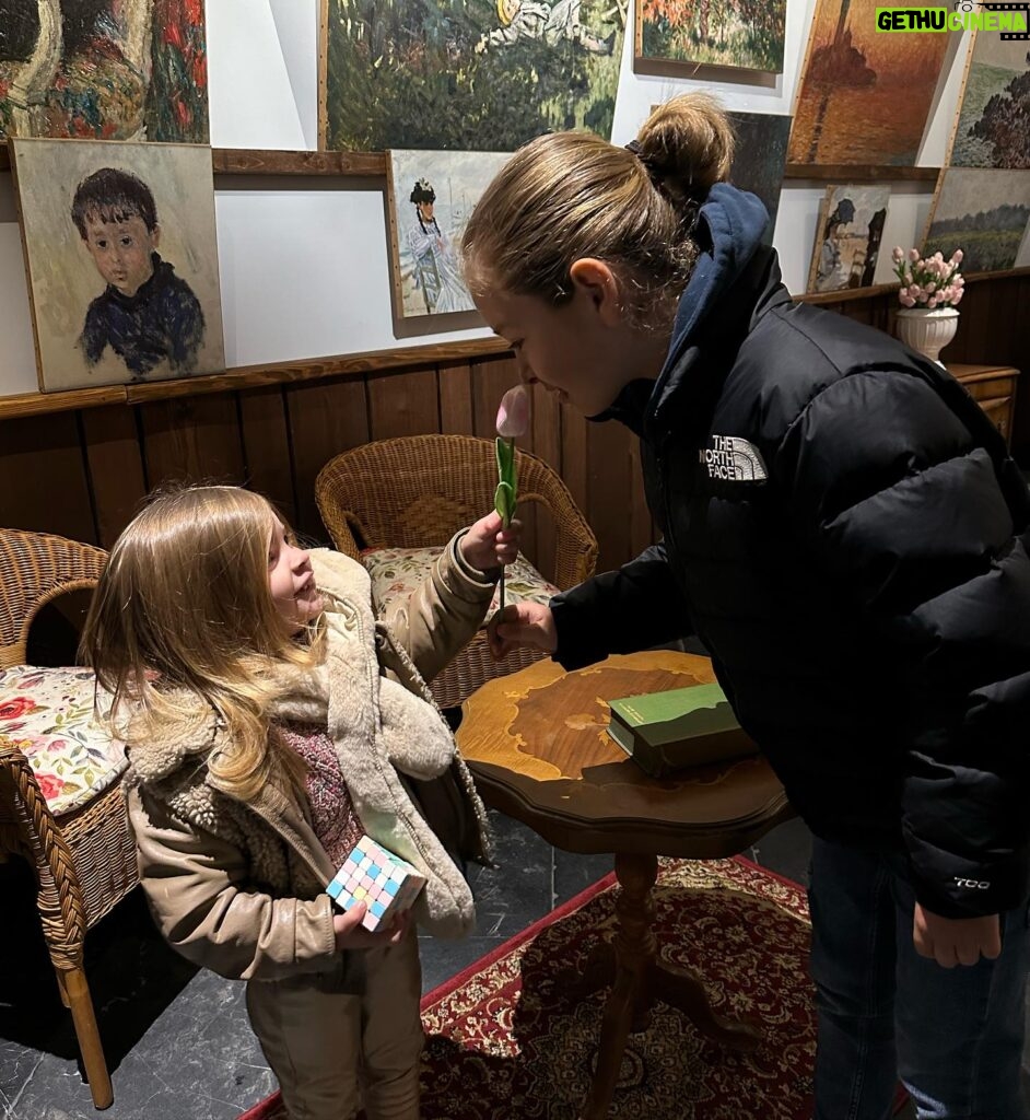 Stéphanie Clerbois Instagram - « Tu n’es plus là où tu étais mais tu es partout là où je suis » Ce week-end avec les enfants, j’ai voulu refaire les activités qu’on faisait avec ma grand mère ensemble quand j’étais petite . 🤍🕊️