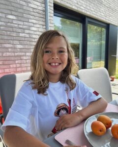 Stéphanie Clerbois Instagram - Il fût un temps où j’avais la même chevelure et le même bronzage que toi. Mais ça c’était avant.🤣🥰❤️ (Preuve en photo numéro 2. 😂) Je t’aime mon fils.💓💓💓