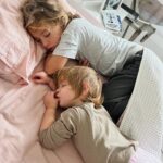Stéphanie Clerbois Instagram – Mes plus beaux matins.✨💕
(Surtout quand ils nous laisse dormir durant leurs congés.🤣)
Blague à part, vous faites partie de quelle Team durant les congés scolaires? « parents opérationnels dès 6h » ou team « mes enfants aiment autant dormir que moi » ?
😂😂
Encore une belle et heureuse année à vous.💕