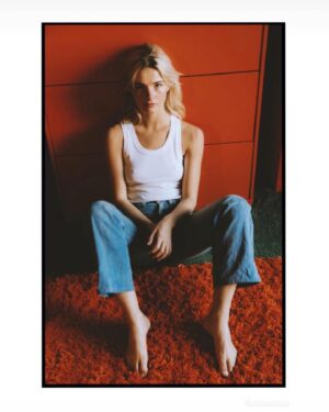 Stefanie Scott Instagram - Hanging in the back shed with @claire_schaper and her 📸