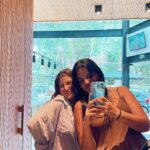 Stefany Vaz Instagram - mini vlog - um dia com a gente! 🙋🏻‍♀️👩🏻‍🦰 quem acompanha a gente no app vizinho sabe que temos postados algumas coisas por lá, decidimos incluir vocês em um dia da nossa rotina. Você tem uma amiga que tá com você pra tudo? conta pra gente 😮‍💨🎀 @loraloraesmalteria sempre alimenta nossa girly girl interior 💅🏼