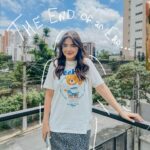 Stefany Vaz Instagram - O fim de uma era… mas início de uma nova 🧡🌟 Esse ano mudou minha percepção sobre mim mesma, como vejo o mundo e a importância de sermos posicionados! Um agradecimento especial ao @0veiga & @0mayaraveiga e a cada líder que investiu na minha vida, a cada amigo que chorou e riu comigo, a cada um que me impulsionou e fez parte disso. Obrigada por acreditarem tanto em mim. Pronta para o ano que vem 🧳 ✈️ No fundo no fundo we’re family 🫂 📣