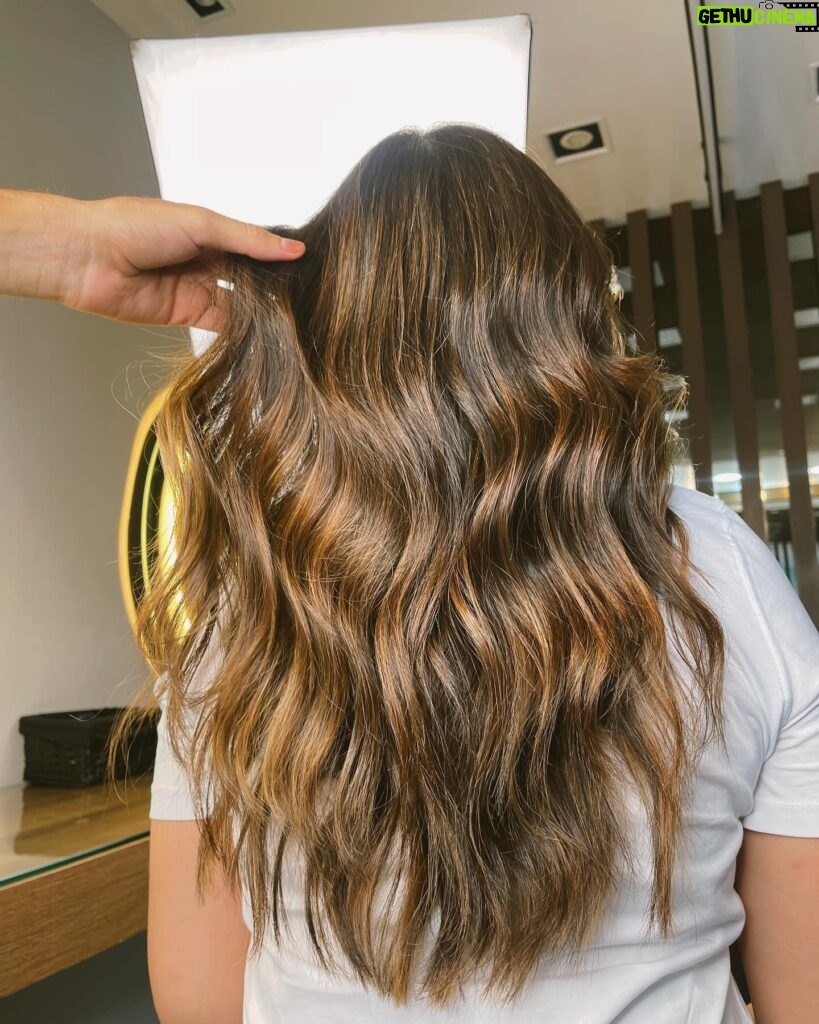 Stefany Vaz Instagram - O cabelo dos meus sonhos 🙋🏻‍♀️🌟 pedi ao @caique_leiite que trouxesse um iluminado mantendo minha cor natural e ele fez mais do que eu imaginava, eu AMEI. 😮‍💨 beauty: @veronicawismek