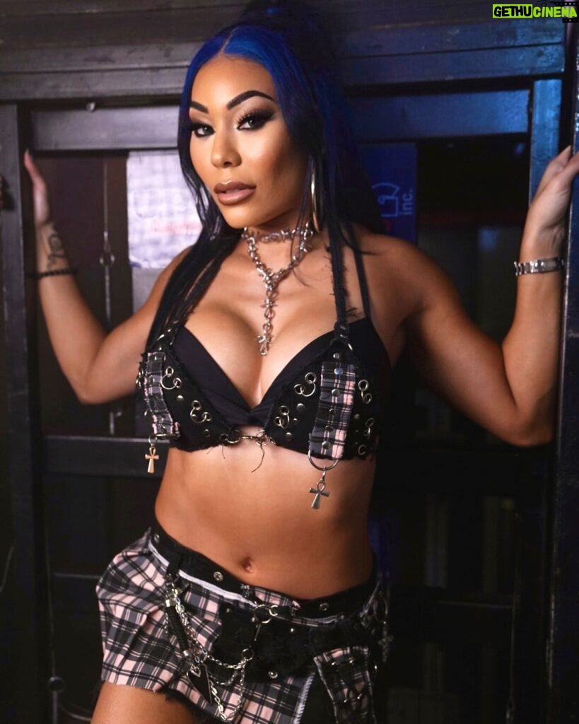 Stephanie Bell Instagram - Knowin’ nothin’ in life but to be legit, Don’t quote me boy, cause I ain’t sayin’ sh.. #Smackdown #WWE #TheOc #BlasianBaddie 📸 @themattycox Outfit @_dont.mention.it_ Earrings @traphoops