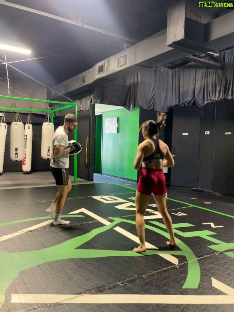 Stephanie Bell Instagram - Can’t wait to get back into the LAB! @fightlabfitness @_noahjfitness_ #MuayThai #Kickboxing #WWE #Fighlab