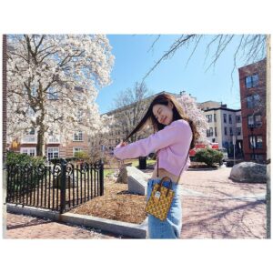 Stephanie Lee Instagram - Love being home ! 
(마스크는 사진 찍을때 잠시 가방에)