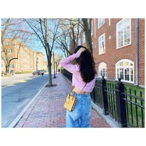 Stephanie Lee Instagram - Love being home ! 
(마스크는 사진 찍을때 잠시 가방에)