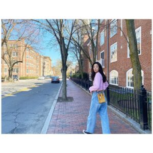 Stephanie Lee Instagram - Love being home ! 
(마스크는 사진 찍을때 잠시 가방에)