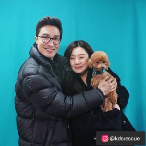 Stephanie Lee Instagram - 며칠 전 저희 코리안독스에서 60마리가 넘는 번식장 아이들을 1차 2차 3차에 걸쳐 구조했고, 그 중 3차 마지막 구조현장에서는 평소 유기견 아이들에게 마음이 남다른 다니엘 헤니씨와 @danielhenney 스테파니리씨가 @stephanielee199 함께 하였습니다. 구조를 함께 도와주시고 또 아이들 입양에 도움이 될수있도록 프로필 사진을 찍어주신 두분께 진심으로 감사드려요❤
⠀⠀⠀⠀⠀
-------------------------------------------------------------------------------------------
⠀⠀⠀⠀⠀
🌸이름 : 파피 (갈색 푸들)
성별 : 여아 (중성화 完)
나이 : 6세 이상 추정
몸무게 : 4kg

처음 보는 사람에게도 무한 애정을 보내주는 사랑스러운 아이! 에너지도 엄청 넘침! 파피와 매일매일 신나는 산책을 즐겨줄 수 있는 엄마 아빠를 찾습니다!

🌸이름 : 맥스 (요크셔테리어/사진왼쪽)
성별 : 여아 (중성화 完)
나이 : 6세 이상 추정 
몸무게 : 4kg

낯을 가려서 처음 보는 사람에겐 겁을 좀 내요. 하지만 그만큼 순한 성격을 가진 아이랍니다. 맘 아프게도 오랜 뜬 장 생활로 등이 살~짝 굽어 있어요. 더 이상 상처받지 않게 곁에서 잘 보살펴줄 분을 찾아요!

🌸이름 : 튼튼이 (말티즈 믹스)
성별 : 남아
나이 : 7세 이상 추정
몸무게 : 4kg 

뜬 장에서 힘든 생활을 짐작할 수 있게 마르고 약해진 모습이 맘을 아프게 해요. 구조된 후 하루하루가 다르게 힘을 회복하고 있지만, 따뜻한 보금자리에서 사랑을 받으면 더 빨리 회복할 거 같아요! 
⠀⠀⠀⠀⠀
⠀⠀⠀⠀⠀
#레인보우쉼터
#다니엘헤니
#스테파니리
#코리안독스