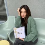 Stephanie Lee Instagram - 크리스마스엔 디올 쟈도르 💘 #디올쟈도르 #diorjadore #ad @diorparfums