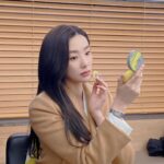 Stephanie Lee Instagram - 연말 선물 너무 감사해용💛 #광고 #VDL #VDL팬톤 팬톤에서 발표한 올해의 컬러는 두가지 컬러에요. 일루미네이팅, 얼티밋 그레이가 만나 긍정적인 희망을 준다는 메시지를 담고 있대요! 네이버 쇼핑 라이브로 만나볼수 있다네용💛💛