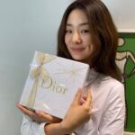 Stephanie Lee Instagram - 꺄흥 디올에서 선물이 🎁 Thank you for the gift ❤️ #diorjadore #디올쟈도르 @diorparfums #ad