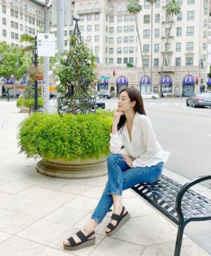 Stephanie Lee Instagram - #광고
 
벌써 크록스의 계절이 돌아오다니!
예쁘고 편한 샌들과 함께 여유 즐기기 ♥
 
#crocs #크록스 #브루클린로우웨지우먼 @crocskorea