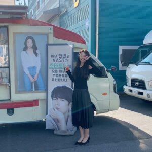 Stephanie Lee Instagram - 오늘 스타트업 드라마 촬영중 커피차 선물이 ㅠㅠㅠ 감동 !! 
선배님, VAST 식구들 감사해요! 너무 잘 마셨어용❤️
#스타트업#정사하#vastentertainment
@vast.ent
