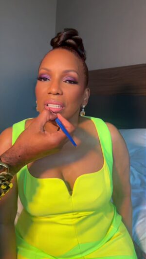 Stephanie Mills Instagram - We had a great show in Huntsville, Alabama over 4000 people came out to see us. It rained early in the day, but the sun came out. God smiled on us. I’ll see you again, Huntsville. PEACE. POWER. 💛💛💛💛💛💛