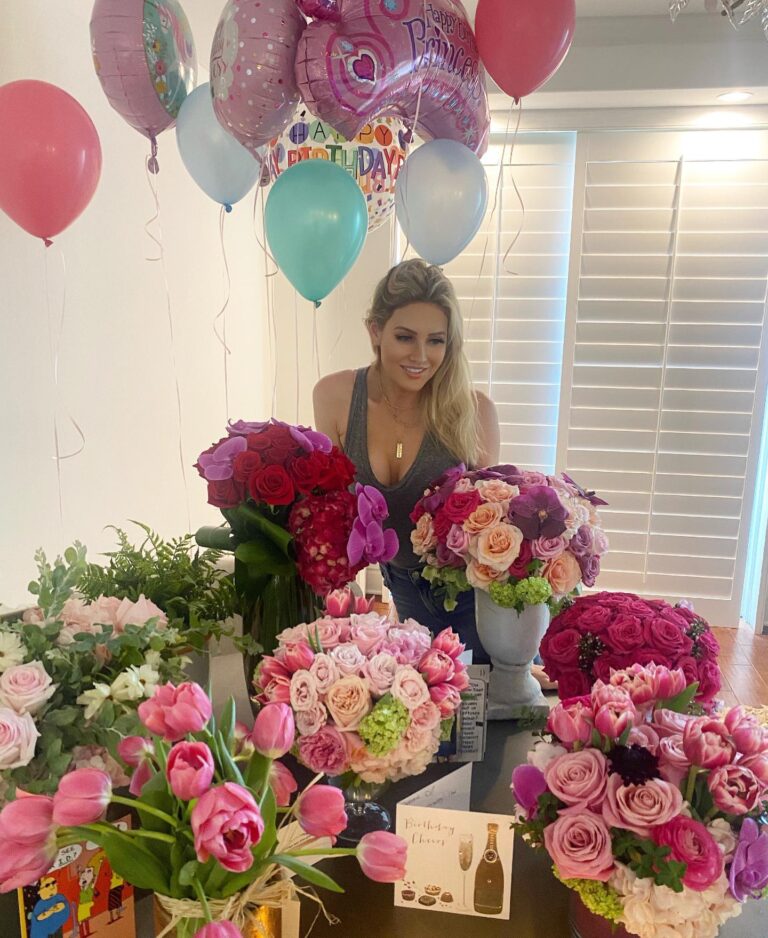 Stephanie Pratt Instagram - 😎ohhhh hey!! It’s my birthday 🎂!! I’ve had such a wonderful day🙏🏼 🌴☀️🌺👑🌈⭐️ thank you to my incredible friends for this beautiful celebration and always -thank you God for all of your blessings 🤩😍🥰🥳 I’m so happy to see you guys after my social media break 😱 spreading love and well wishes to all of you 🙌🏻😇 love, Steph