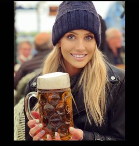 Stephanie Pratt Instagram - Pretending I drink beer because I feel like REALLY cool girls drink beer-and I envy that vibe! 😅 cheers to the cool chicks 🐥 /nah we’re all cool 😎