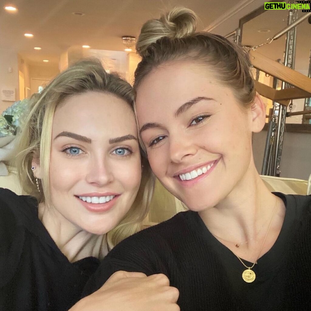 Stephanie Pratt Instagram - Everyday in LA (except weekends) my pilates trainer @cassinthomson would wake up at 5am to see me 🥰 I love driving in the dark really fast when no ones on the road and watching the sunrise. But it works out because WE LAUGH OUR HEADS OFF. Catch us from 530-8am when we are on fire! And funnier than boys!!! 😻I don’t work out for my body anymore- I stay for the laughter 😂🤣🤣. I’m really sad to leave @cassinthomson @noelleroxofficial tomorrow... I just know I won’t laugh that hard with anyone. (Girls-wise) don’t worry @mrjamesbundy @dominicventon @simonhuck - still the forever Jedis. Anyway I hope London is a happy place - haven’t been back in 11 months 🤩😇 and I’m looking forwards & ready for some magical times 🔮🧿✨in the most magical city ⭐️lets go universe! Bye for now!