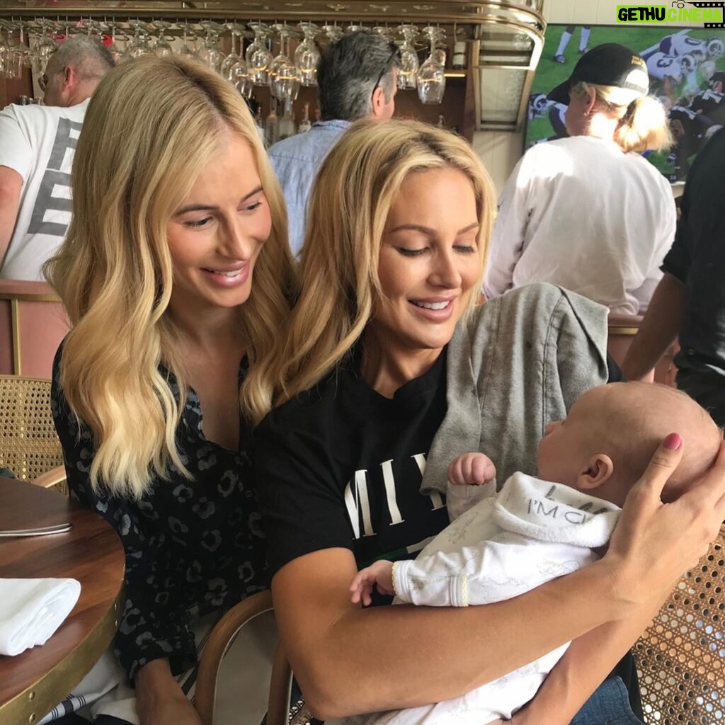 Stephanie Pratt Instagram - Happy birthday to my bestie @halle_hammond!! New friends are great… but the friends you’ve grown up with are not only family but the friends who you laugh the hardest with 🤪🥰❤️ I love you so much 👯‍♀️! #bff #sister #Oliver #Holdon #godmother