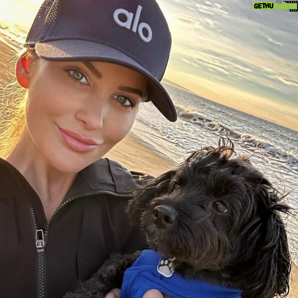 Stephanie Pratt Instagram - Walked down to the beach with my little noodle 🐶 no way I’d go Christmas shopping on a weekend! Good luck to the brave shoppers out there 😂