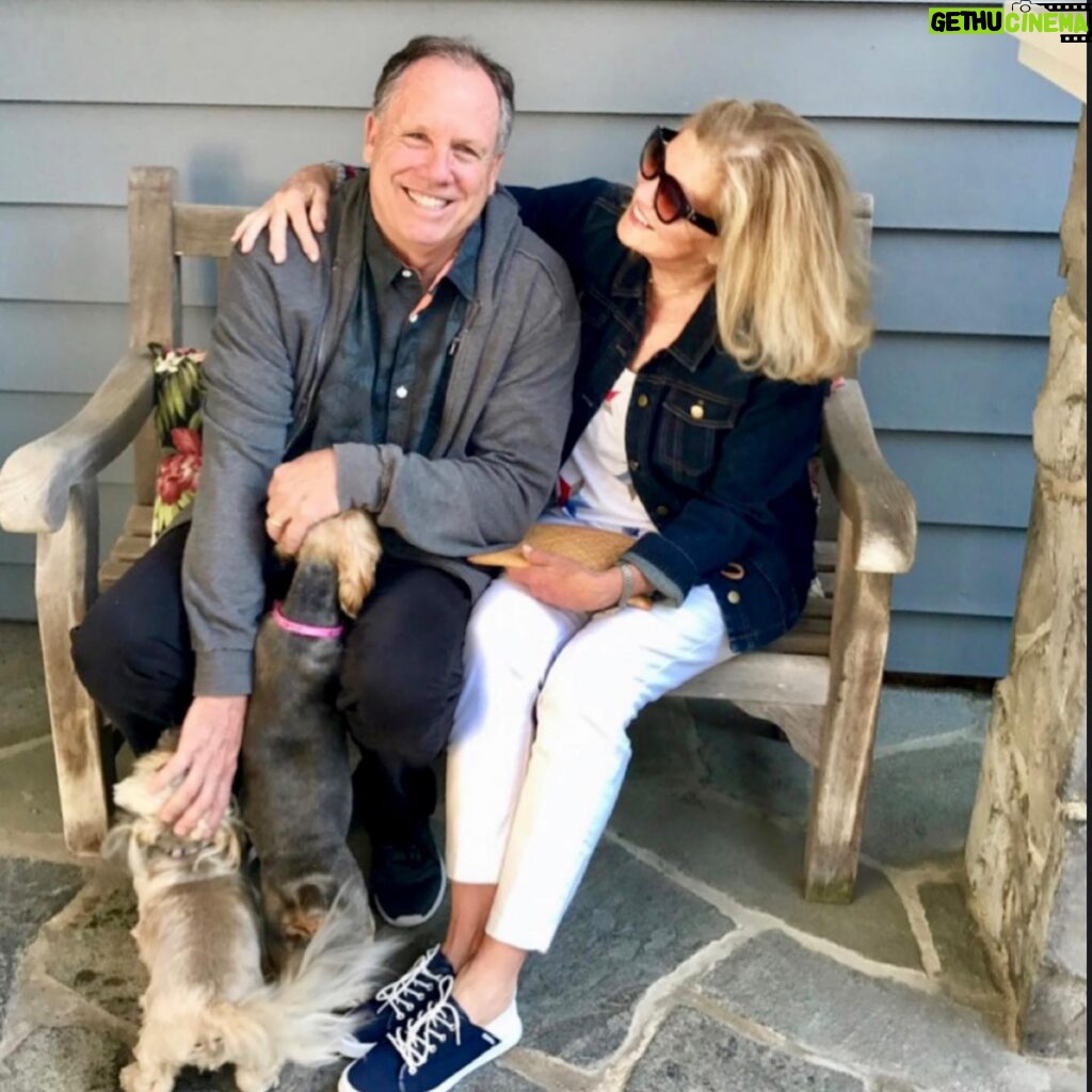 Stephanie Pratt Instagram - Happy 40th Anniversary to my mom & dad! 🥰 you guys were made for each other ❤️ best friends till the end ❤️! I also want to thank all of the 911 heroes & servicemen. My forever condolences to all of the victims. I’m grateful to live in a country where regular people can stand up and make a real difference 🙌🏻 I’m so proud to be an American. God bless our beautiful country 🇺🇸