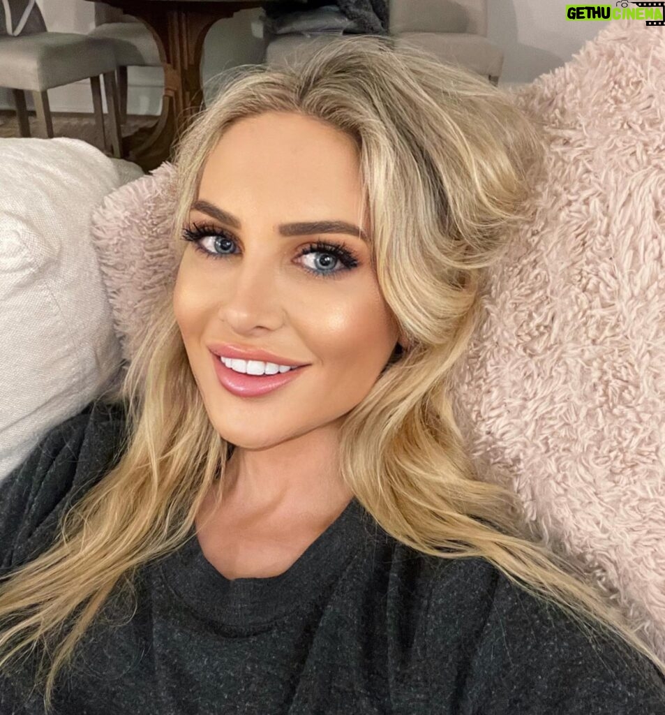 Stephanie Pratt Instagram - Hey guys!! I’ve been totally absent on social media 😵‍💫 I really miss you guys! 🥰 I’m still in LA- living on the beach… but without a cell phone! I absolutely love it! You would think your anxiety would sky-rocket without having your cell, but it’s done the complete opposite for me. I’m less anxious and really living in the moment. I read a book called The Untethered Soul and it’s definitely changed the way I see myself, you and my life. I used to get depressed when I would look back & anxious when I thought of the future. We are our own worst enemy! I’ve found so much peace and patience just by slowing down. My goal everyday is to be so full of love that no one, nothing can negatively interrupt my day. I choose to make everyday a good day. Last year- something very scary happened to my dad and it has taught me not to sweat the little things. Everyday I open my eyes I thank God for another day. I pray 🤲 for life, love and luck for all of you- even my enemies. Take care of yourself!
