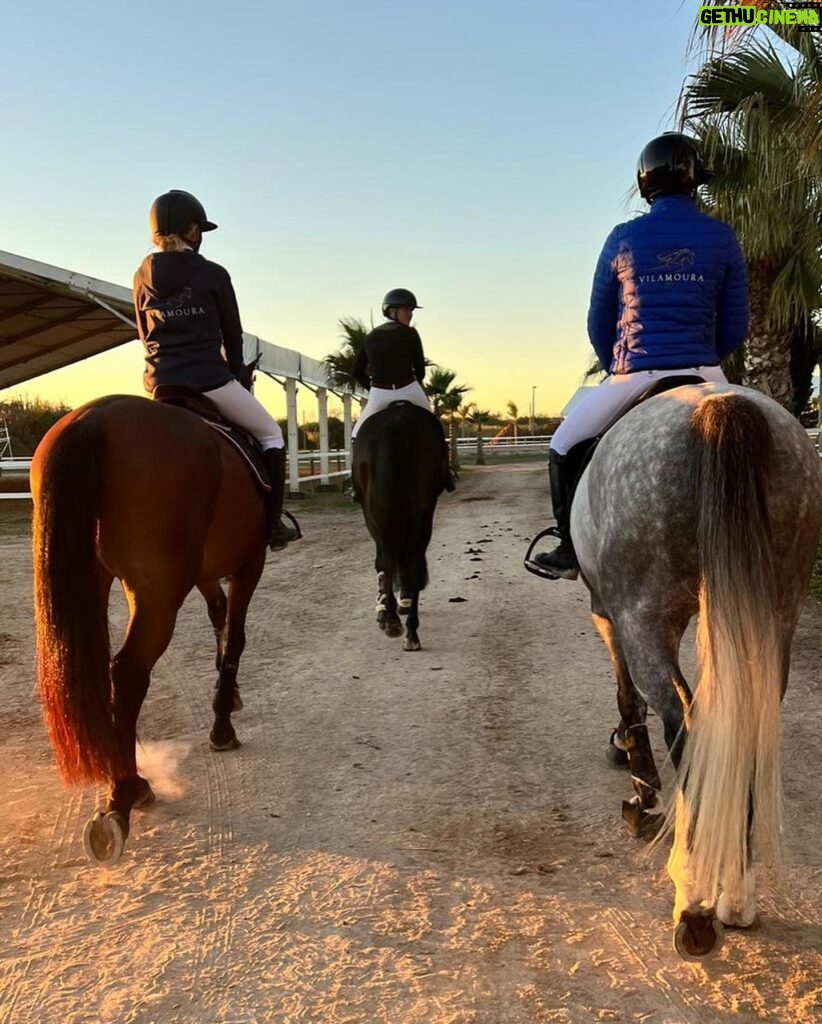 Stephanie Pratt Instagram - I can’t think of a caption for all of these photos, because it literally was the BEST WEEKEND EVER!! I want to re-live it over and over again ✨🙌🏻🐎🥳💖🥰👯‍♀️🍝🥂🎉 so so so GOOD!! I met the most fabulous people, horses and puppies!! 🐶 💜. This trip was such a gift 💕 there was never a dull moment with @michaelamariewhitaker @georgewhitaker9 @chloeaston_official @dallamiresstables @_jasminesophie @richardmsquire @perdi.digby @hadleyclarke_20 @justinresnik 😇😍 (and their parents) 🤣😜. Prague here we come!!!! You better have cranberry juice!! 😅