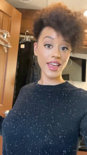 Stormi Maya Instagram - Hey in my trailer practicing lines before going on set , feeling blessed & booked 🙏🏽🙏🏽🔥 Let’s make a movie ! #actorslife