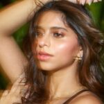 Suhana Khan Instagram – Here’s @suhanakhan2 ‘s going-out vibe:💄

Glowy, flushed cheeks, a dab of lip tint and voluminous, slightly undone waves 🌊

Shop her favourite luxury beauty essentials now, on #TiraRed

#MyBeautyDiary #TiraBeauty #LuxuryBeauty
