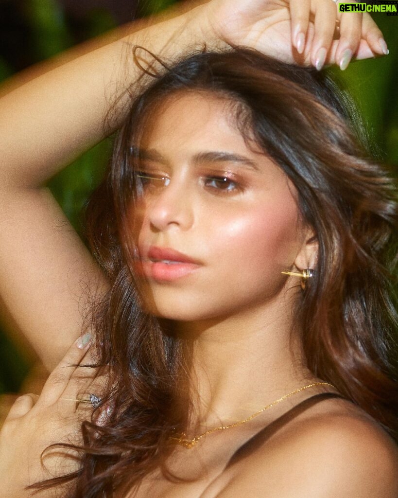 Suhana Khan Instagram - Here’s @suhanakhan2 ‘s going-out vibe:💄 Glowy, flushed cheeks, a dab of lip tint and voluminous, slightly undone waves 🌊 Shop her favourite luxury beauty essentials now, on #TiraRed #MyBeautyDiary #TiraBeauty #LuxuryBeauty