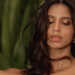 Suhana Khan Instagram – Here’s @suhanakhan2 ‘s going-out vibe:💄

Glowy, flushed cheeks, a dab of lip tint and voluminous, slightly undone waves 🌊

Shop her favourite luxury beauty essentials now, on #TiraRed

#MyBeautyDiary #TiraBeauty #LuxuryBeauty
