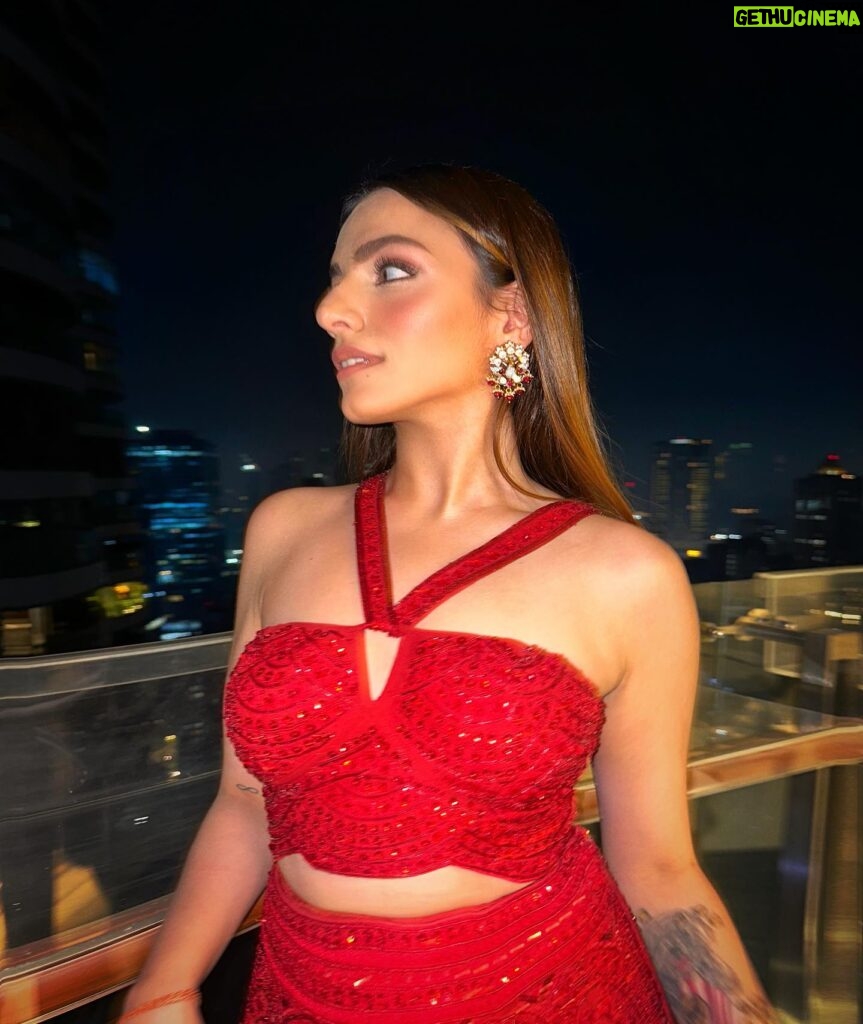 Sukriti Kakar Instagram - A moment in red ❤️ Outfit : @essrubypunitadua Jewels: @amrapalijewels Bag : @aclutchstory Styling : @aashnarekhi @chandnikhanna