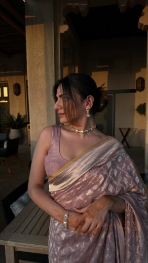 Sukriti Kakar Instagram - Who is she and what do we call her? 😅❤️

Wearing my first @ekayabanaras 😍

#gulabisaree #marathisong #trendingsong #instagood #ethnicoutfit #instagramreels #instafashion #gulabisareetrend